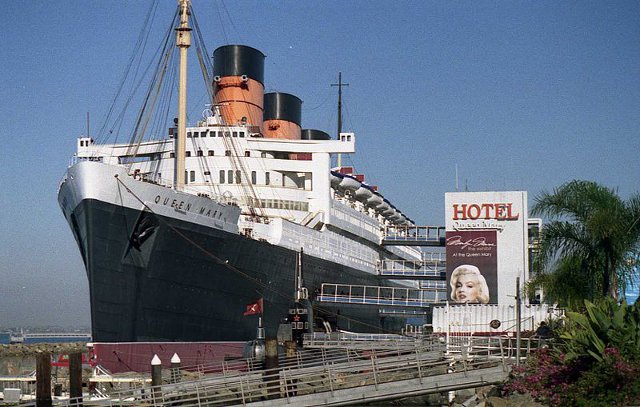 By Mike Fernwood from Santa Cruz, California, United States (The Queen Mary  Uploaded by Altair78) [CC-BY-SA-2.0 (http://creativecommons.org/licenses/by-sa/2.0)], via Wikimedia Commons